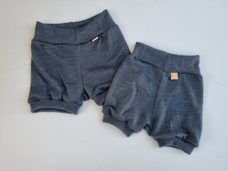 Kurze Hose Shorts für Kleinkinder86/92 & 98/104 aus 100 % Upcycling Merinowolle in Meeresblau