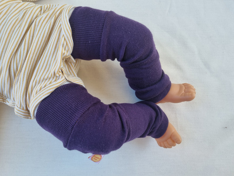 Tragestulpen Beinstulpen für Babys 6-12 M aus Upcycling aus Wolle natürlicher Sonnenschutz in Lila