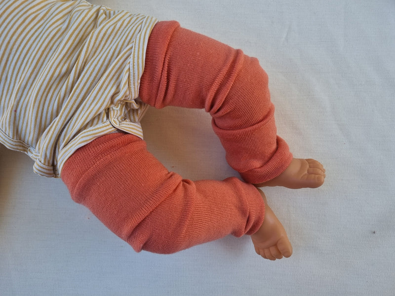 Tragestulpen Beinstulpen für Babys 6-12 M aus Upcycling aus Wolle natürlicher Sonnenschutz in Melonenrosa