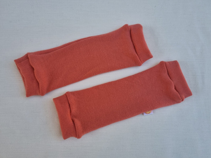 Tragestulpen Beinstulpen für Babys 6-12 M aus Upcycling aus Wolle natürlicher Sonnenschutz in Melonenrosa