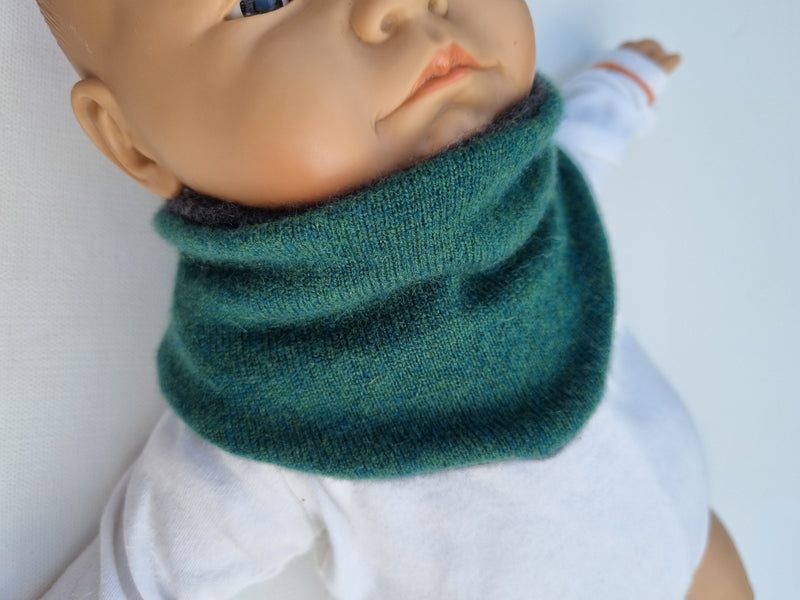 Triangle scarf, growing and reversible for babies made from upcycled cashmere in green and anthracite