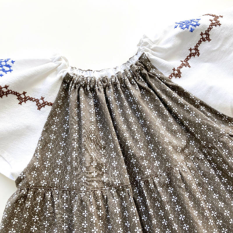 kronjuwel kurzärmliges Sommerkleid mit Stickerei 98/104 braun weiß Upcycling