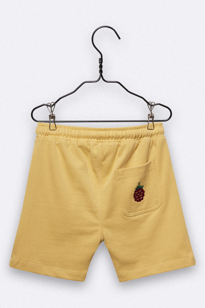 Enno shorts in senfgelb mit kleiner Brombeer Stickerei für Kinder