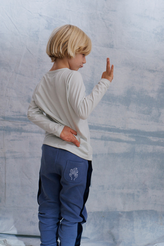 Luca Hose in blau und navy organic cotton Jersey und dem "OK" Print