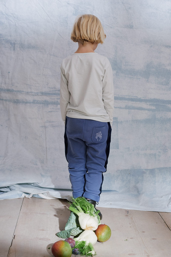 Luca Hose in blau und navy organic cotton Jersey und dem "OK" Print