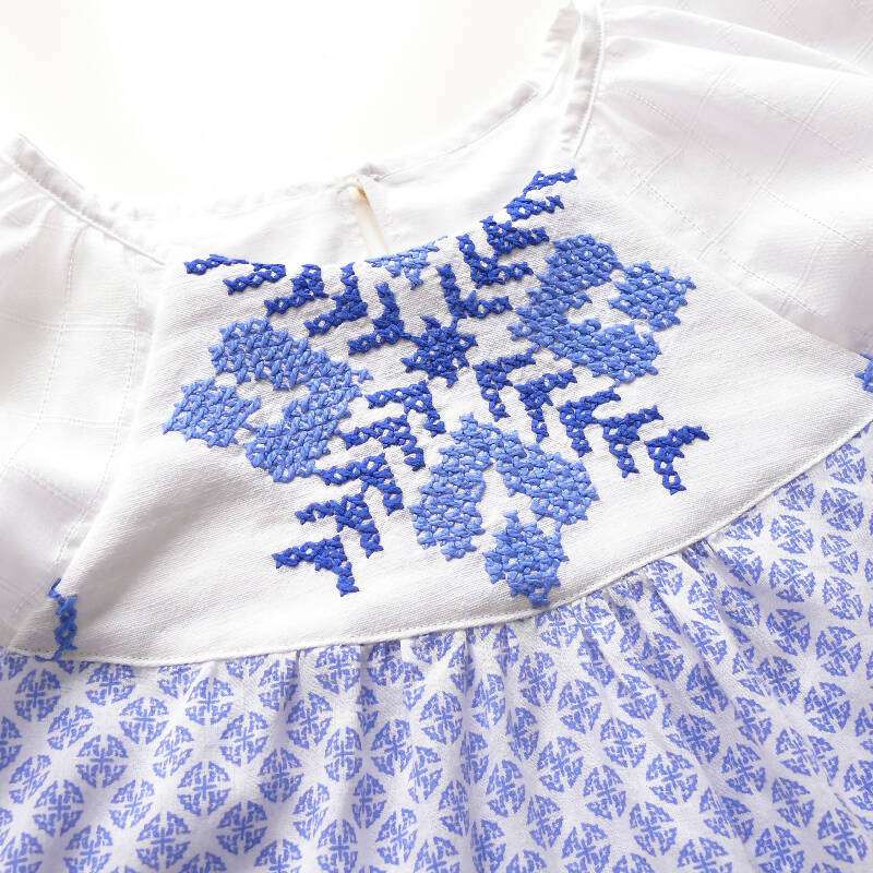 kronjuwel Kurzärmlige Bluse mit Stickerei 122/128 weiß blau Baumwolle Upcyling