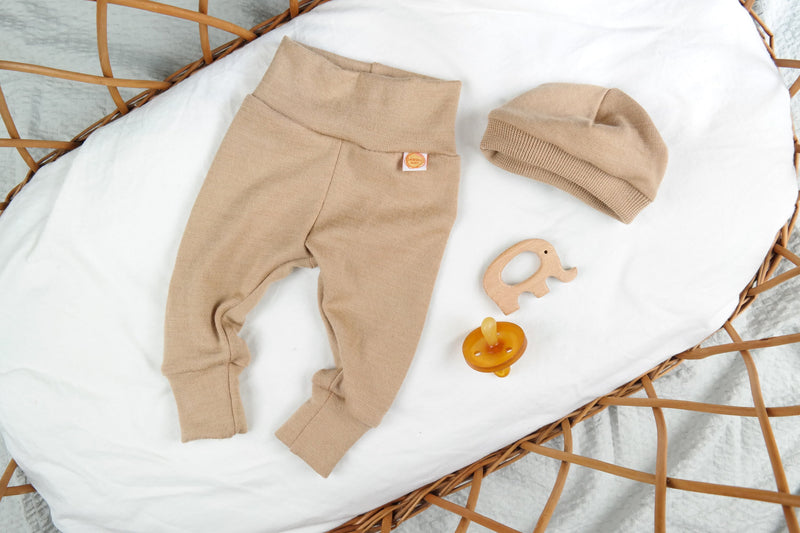 Jawoll Baby Wollkleidung Baby-Set aus Hose und Mütze für Neugeborene 50/56 aus 100 % Upcycling Wolle in Sand Beige