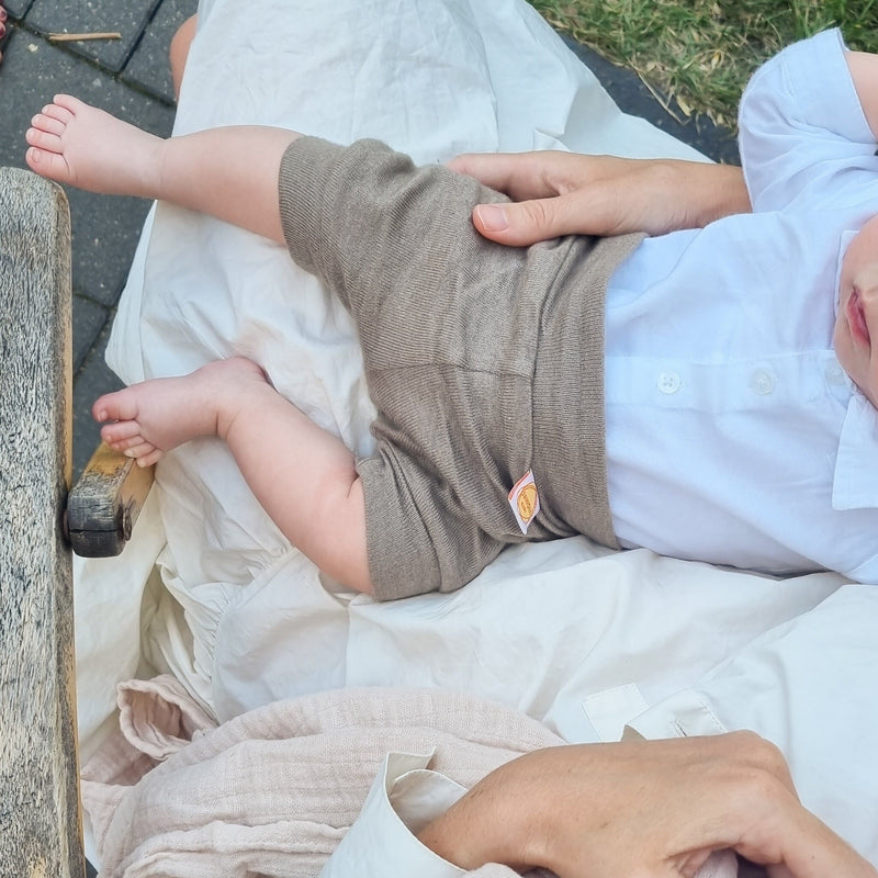 Jawoll Baby Wolle-Seide Kurze Hose Shorts für Babys Upcycling aus Pullover Größe 62/68