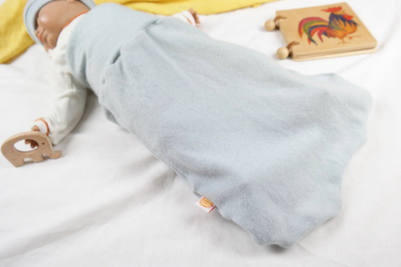 Jawoll Baby Baby Geschenkset aus Strampelsack, Hose und Mütze 50/56 aus 100 % Upcycling Kaschmir in Hellblau