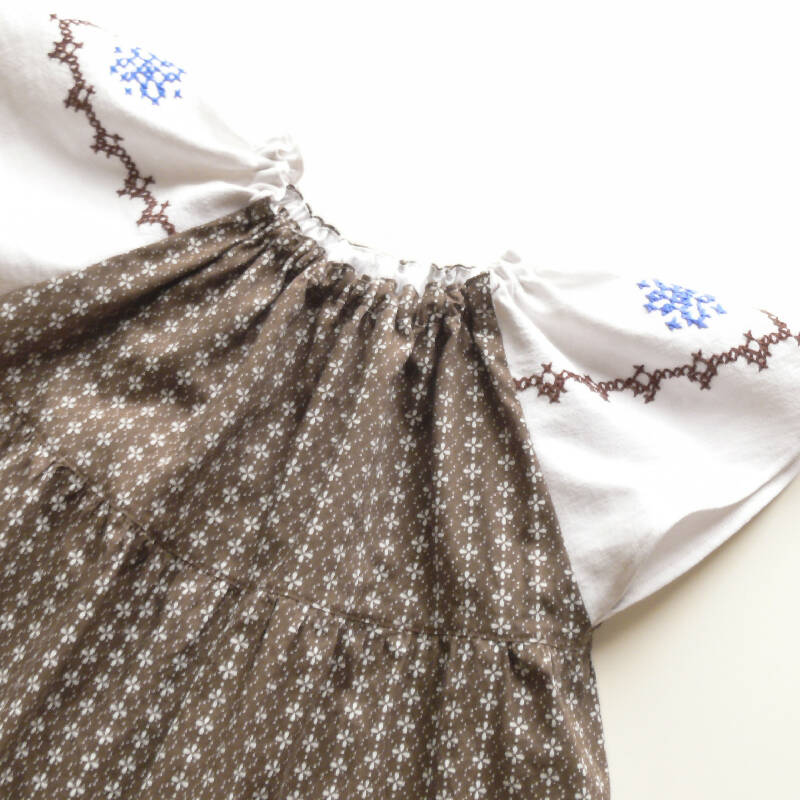 kronjuwel kurzärmliges Sommerkleid mit Stickerei 98/104 braun weiß Upcycling